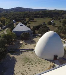 Vue aérienne du centre d'astronomie de Saint Michel l'observatoire avec son planétarium son sidérostat et sa coupole