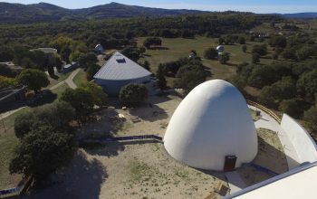 Vue aérienne du centre d'astronomie de Saint Michel l'observatoire avec son planétarium son sidérostat et sa coupole