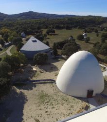 Vue aérienne du centre d'astronomie de Saint Michel l'observatoire avec son planétarium son sidérostat et sa coupole
